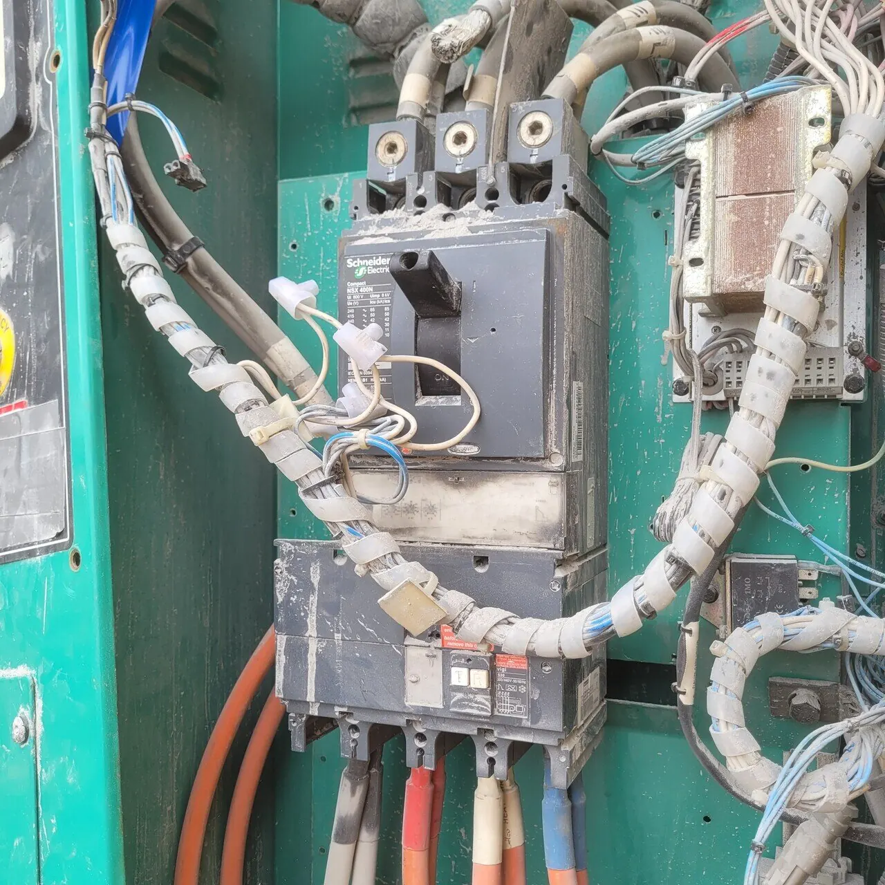 Failed 400A main circuit breaker before replacement